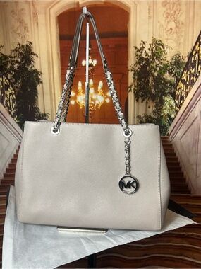 Michael Kors Susannah tote is crafted from pearl grey Saffiano leather 💋